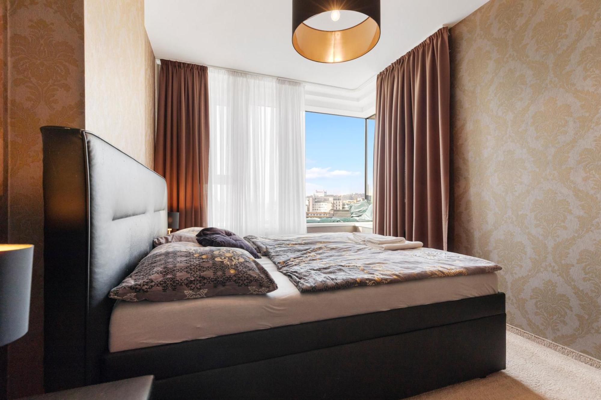 Panorama City Apartment In Downtown Area With Free Parking And Castle View Братислава Екстер'єр фото