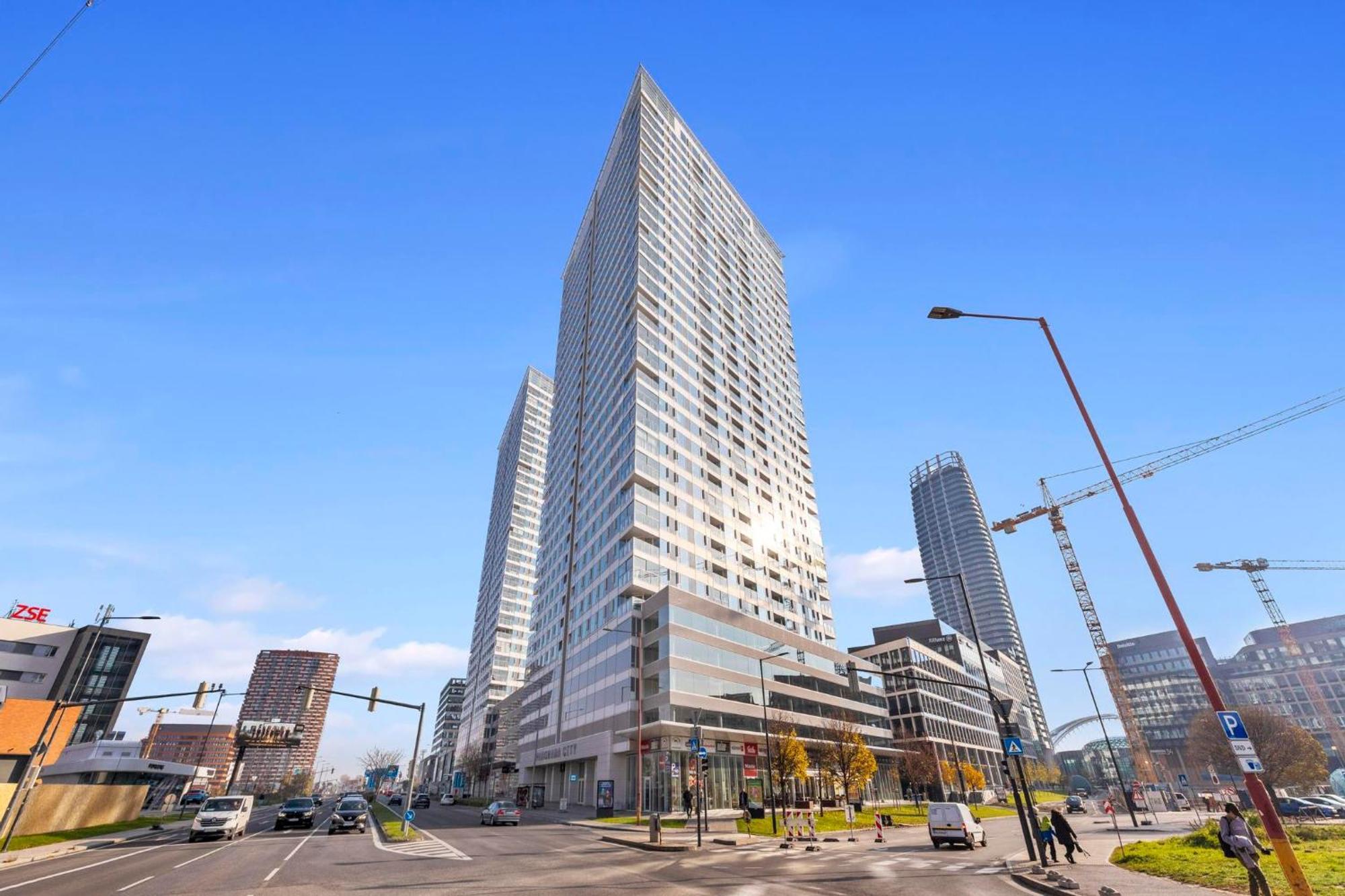Panorama City Apartment In Downtown Area With Free Parking And Castle View Братислава Екстер'єр фото