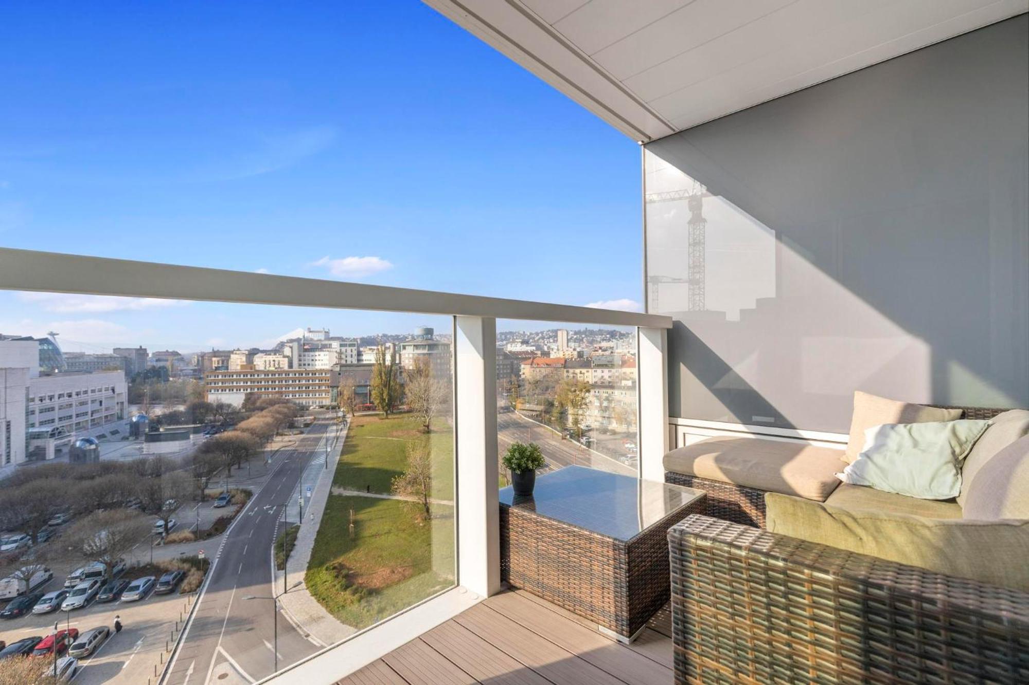 Panorama City Apartment In Downtown Area With Free Parking And Castle View Братислава Екстер'єр фото